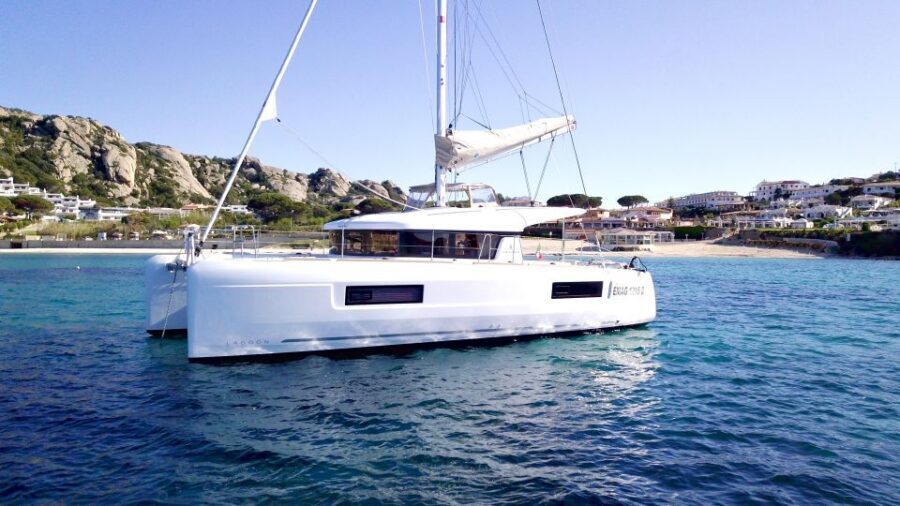 Archipelago di La Maddalena: Catamaran Tour Full day-Lunch - The flow of the day: cruises, coves, and built-in water breaks