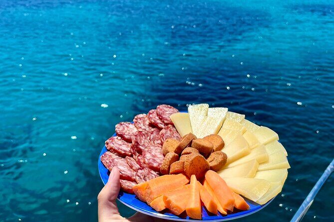 Asinara sailing experience among the coves of the island - The fish lunch and Vermentino: more than a token meal