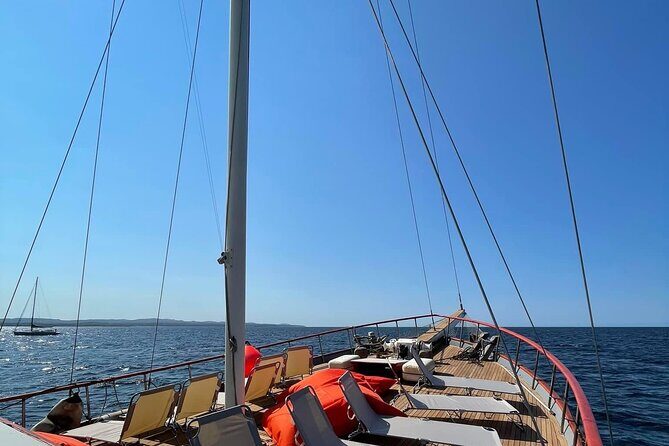 Boat tour of San Pietro Island - Carloforte start: getting positioned without stress
