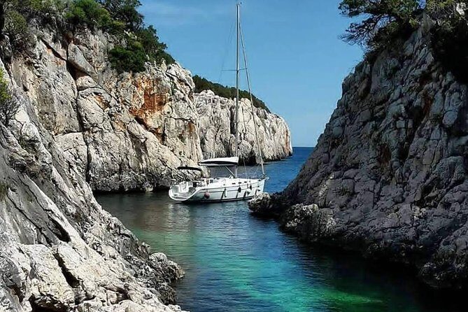 Catamaran Day Trip to the Cale di Orosei with Lunch - Monolite di Pedra Longa: first swim under the cliff