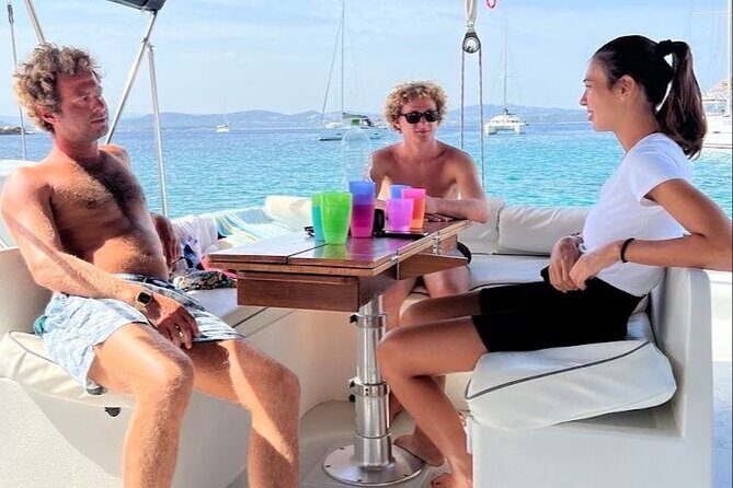 Daily cruise on a sailing catamaran on the La Maddalena archipelago - The crew experience: small-team service that adjusts to your pace