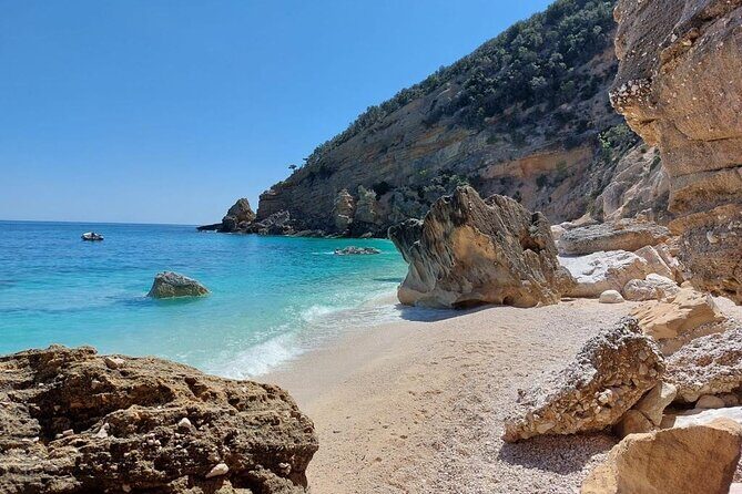 Dinghy tour Cala Goloritze Mariolu Biriala and Grotta del Fico - Cala dei Gabbiani: the quieter cousin that still delivers clear water