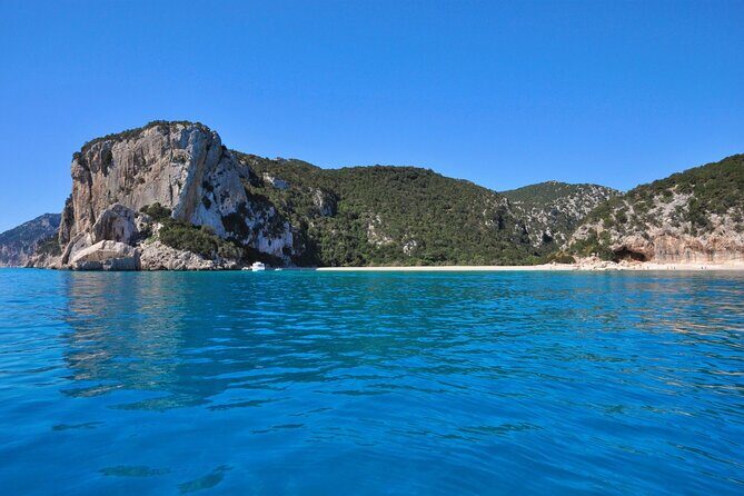 One day tour in rubber dinghy in the Gulf of Orosei with Skipper - Piscine di Venere: a short stop that still deserves your attention