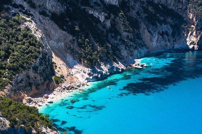 One day tour in rubber dinghy in the Gulf of Orosei with Skipper - Meeting at Cala Gonone and how the day runs (10:00 start)
